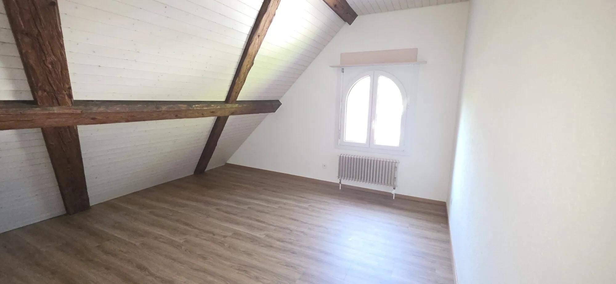 Ausgebauter Dachraum mit Holzbalken