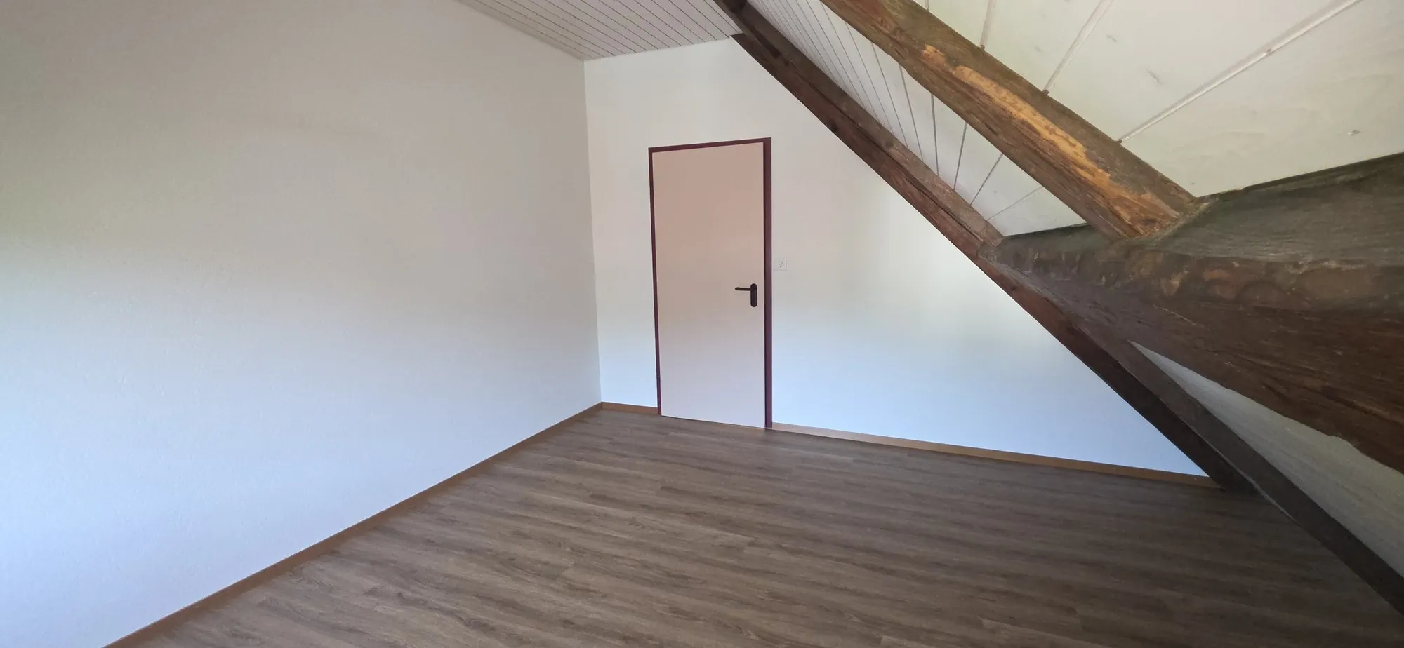 Ausgebauter Dachraum mit Holzbalken