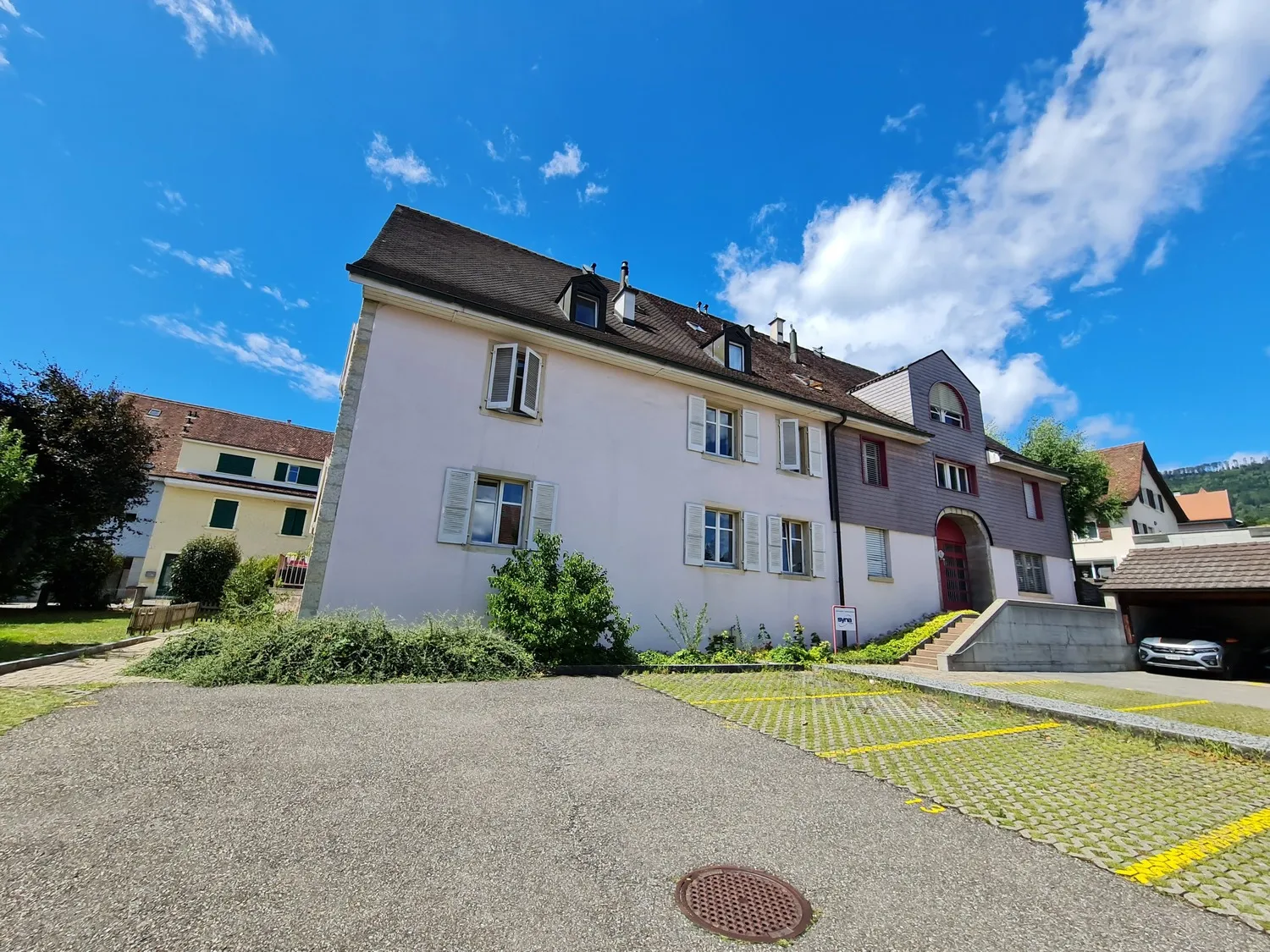 Mehrfamilienhaus mit Satteldach und Innenhofzufahrt