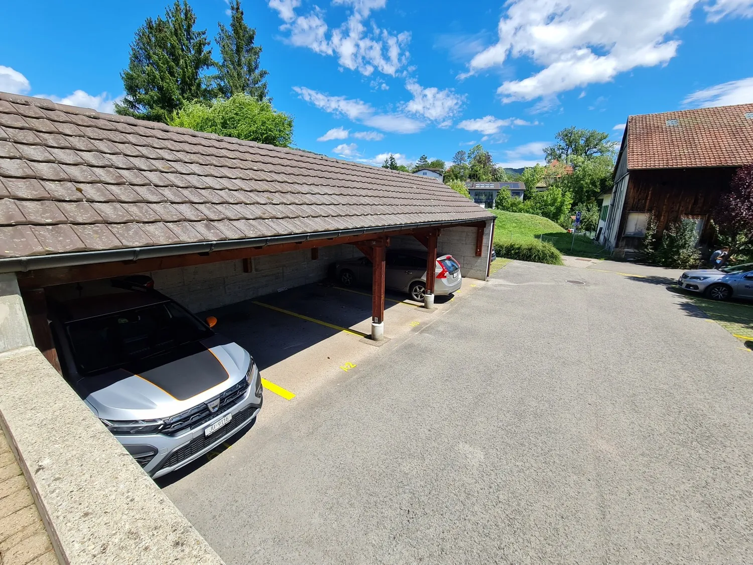 Überdachter Parkplatz im Freien