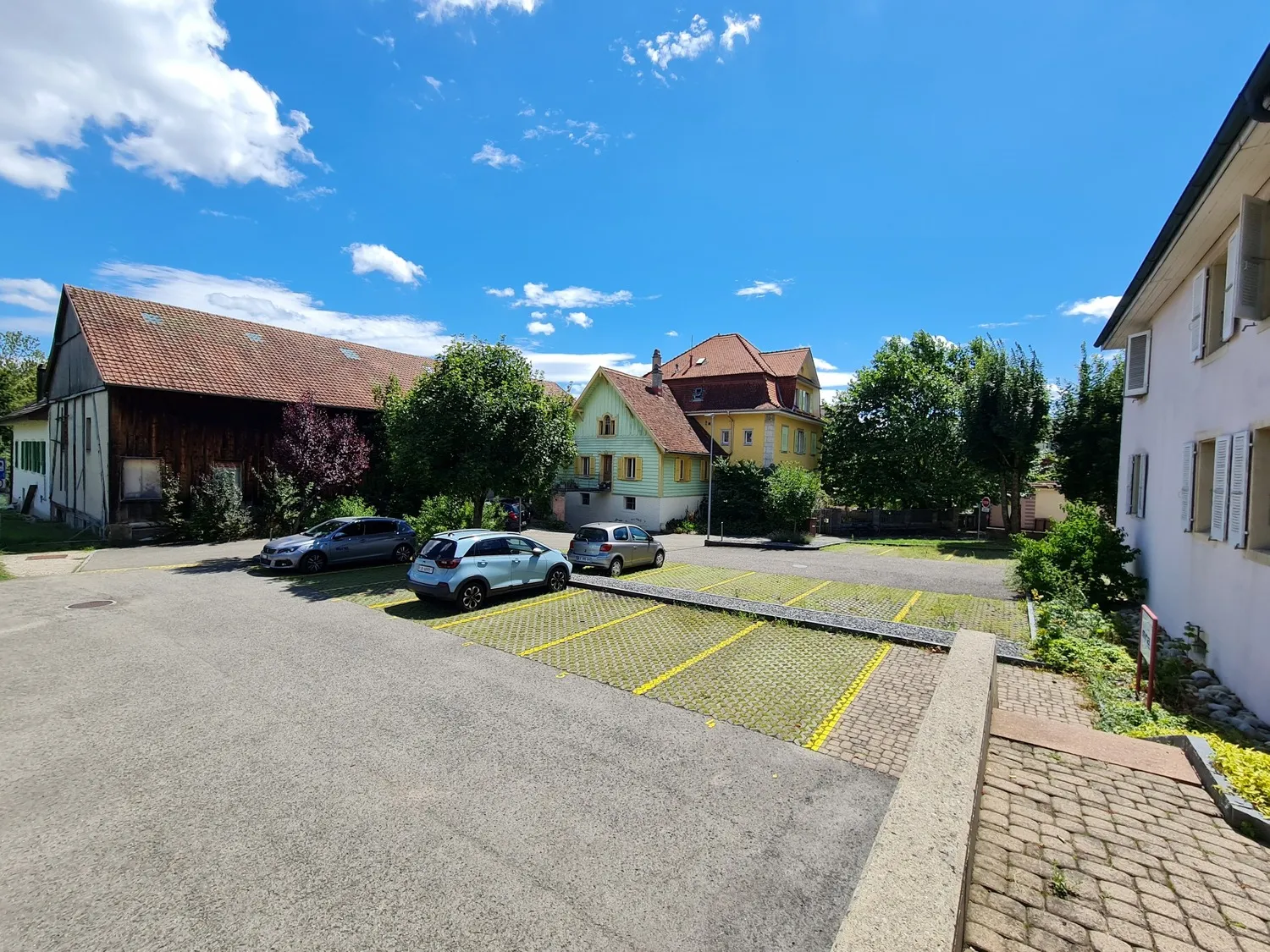 Außenansicht eines Parkplatzes mit Wohngebäuden