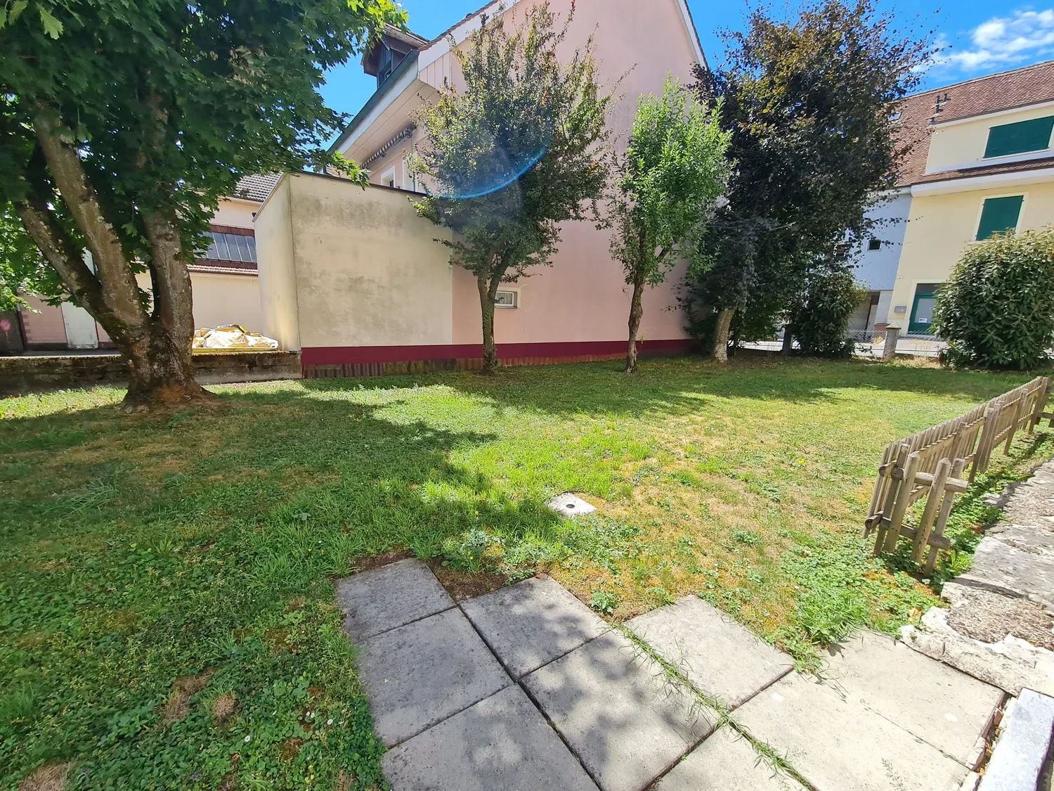 Garten mit Rasen und Wohnhäusern