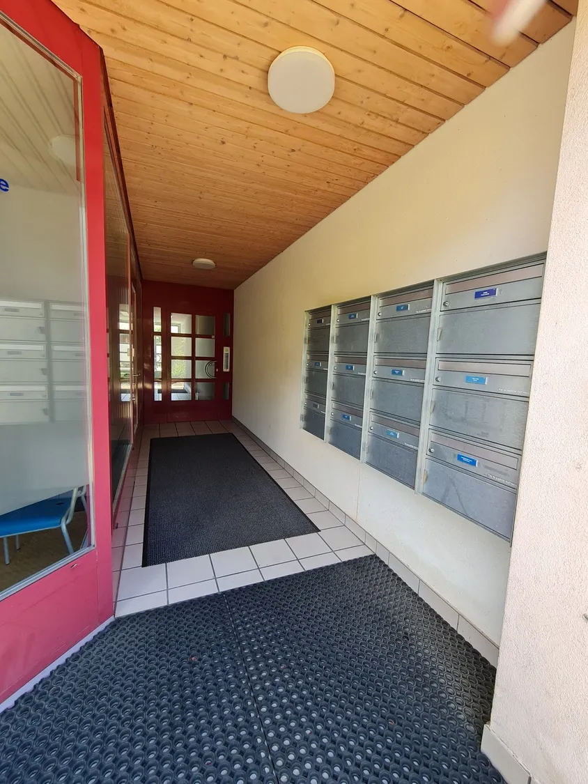 Hausflur mit Briefkästen