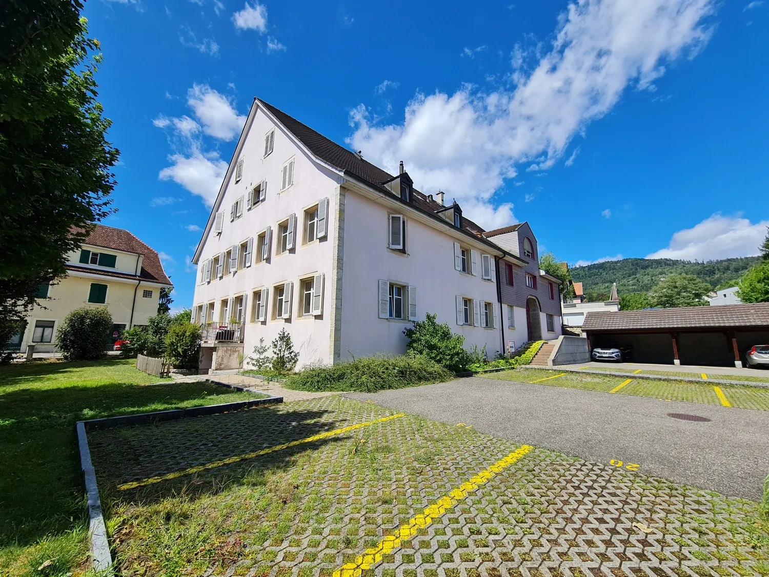 Historisches Wohngebäude mit Hof und Stellplätzen