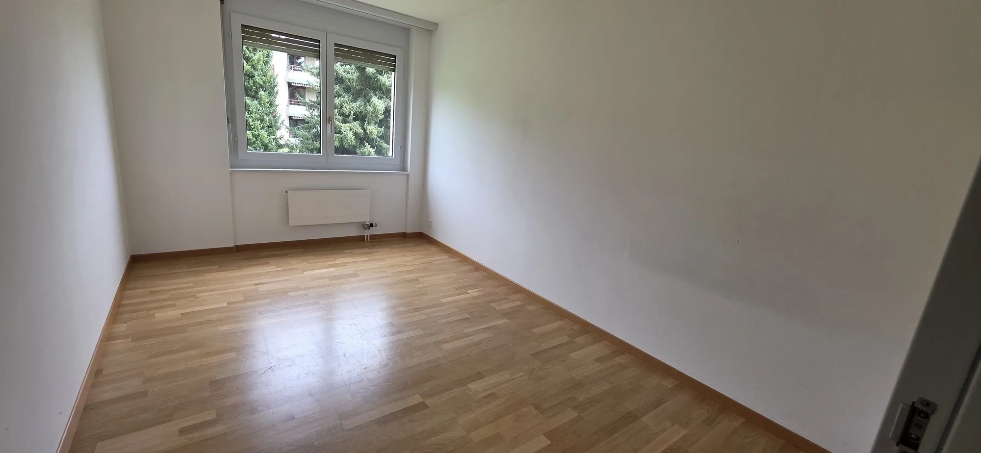 Leerer heller Raum mit Fenster