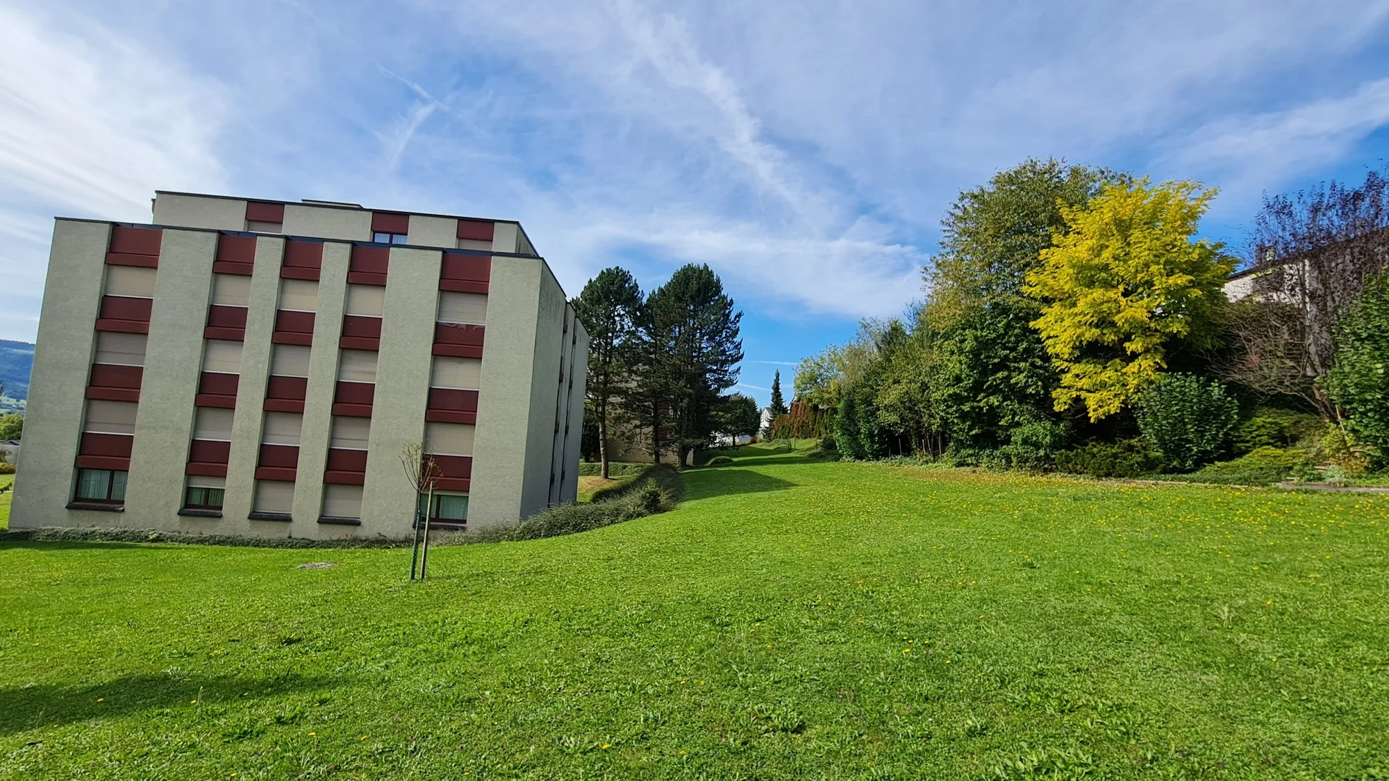Wohngebäude mit großzügiger Grünfläche