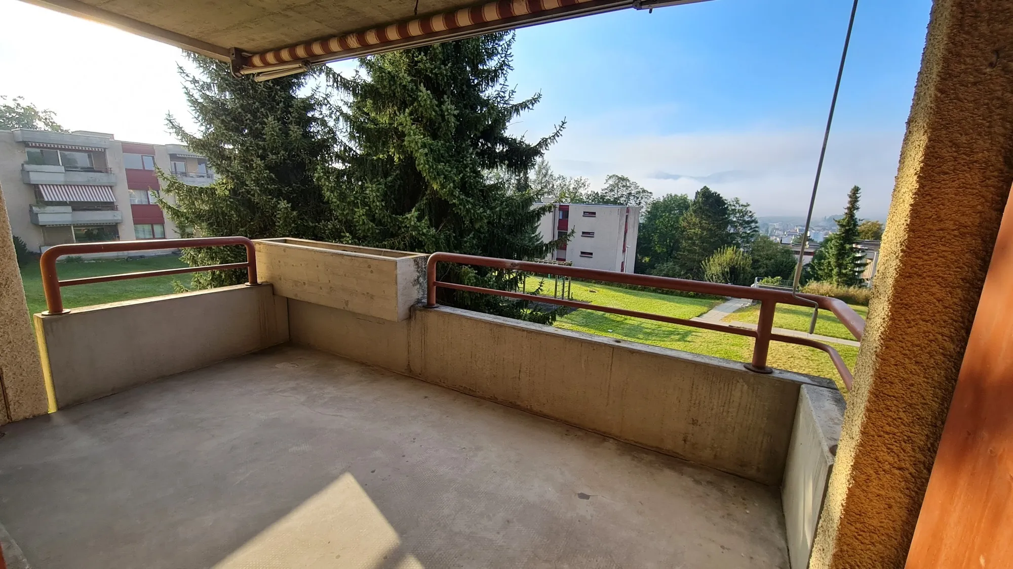 Balkon mit Ausblick ins Grüne