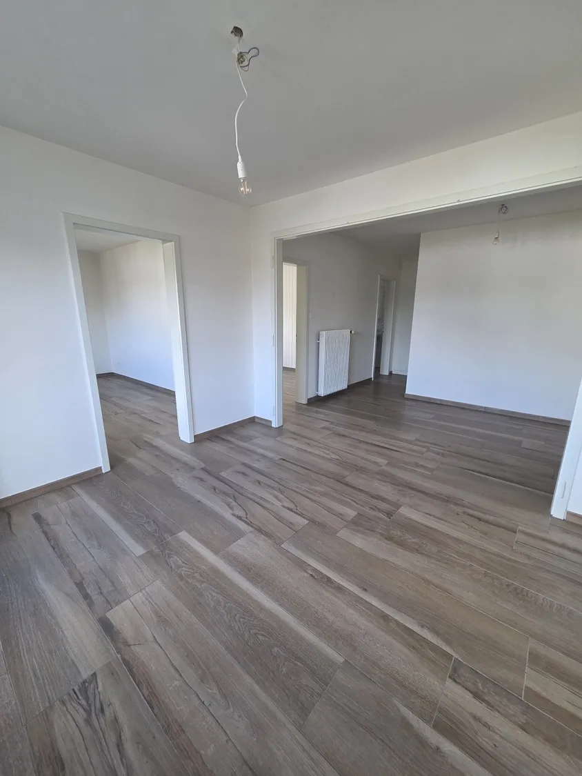 Leerer Wohnraum mit Holzoptik-Boden