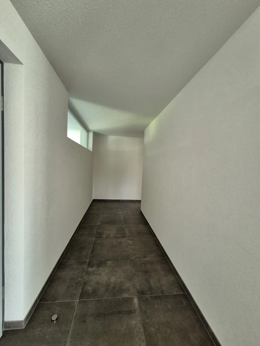 Schmaler, moderner Flur