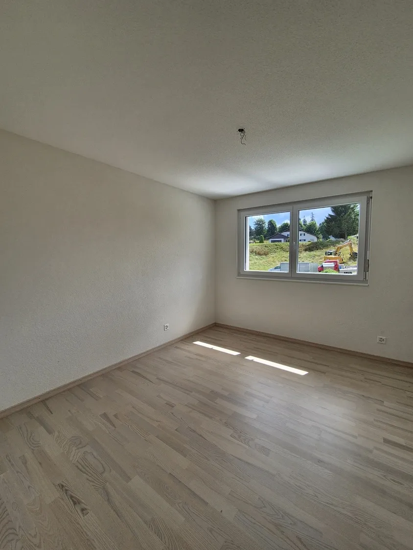 Leerer heller Raum mit Fenster