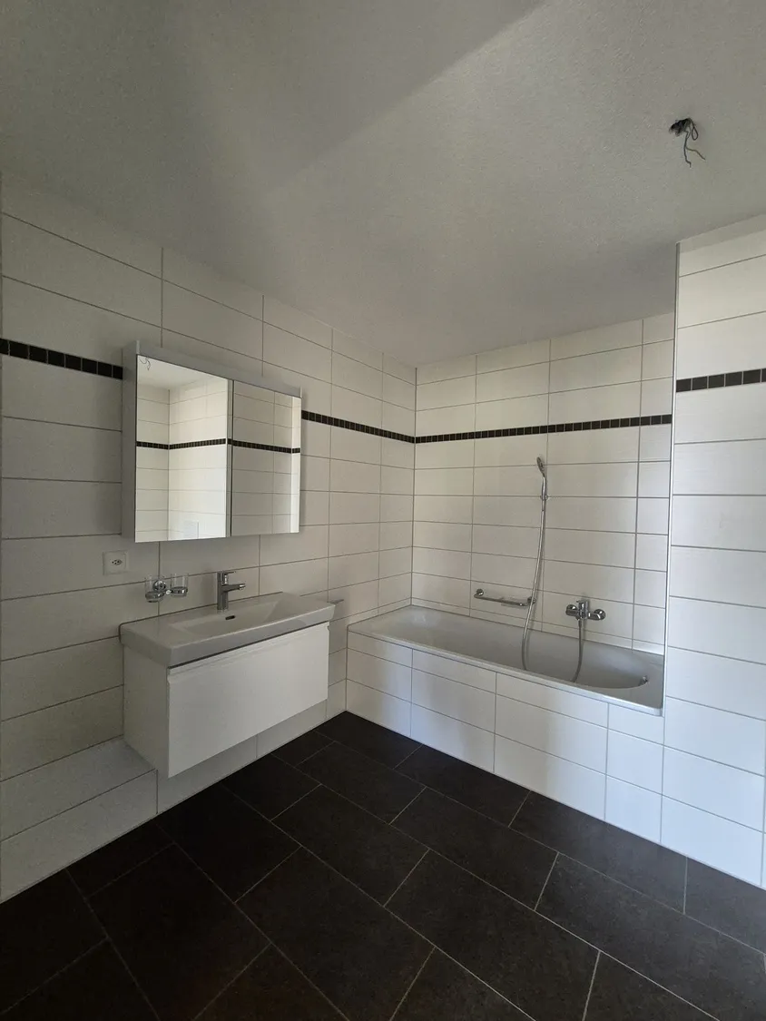 Modernes Badezimmer mit Badewanne und Waschtisch
