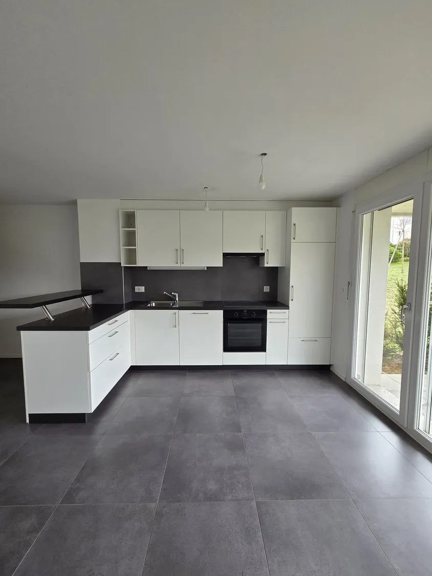 Moderne offene Küche mit großer Fensterfront