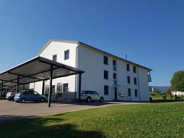 Mehrfamilienhaus mit Carport