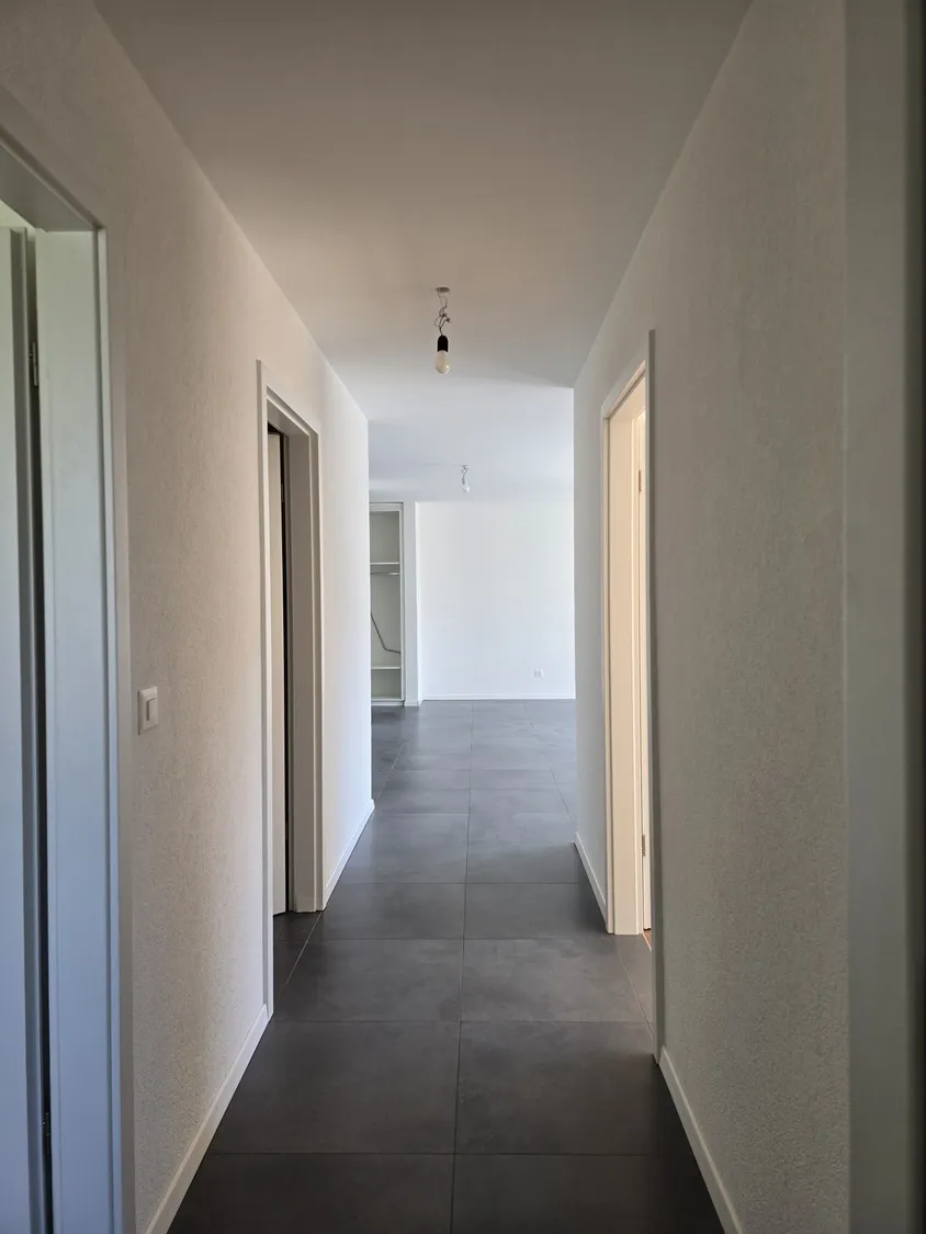 Flur mit Blick in einen hellen Wohnbereich