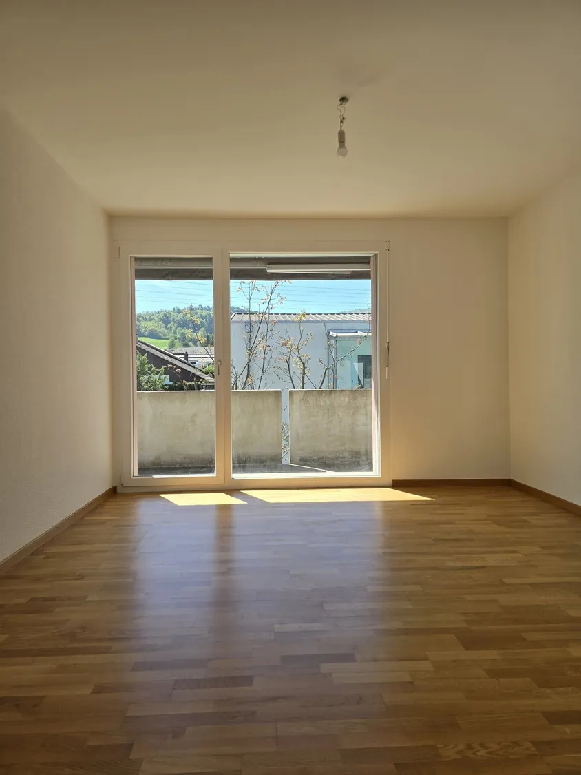 Leerer heller Wohnraum mit Balkonblick