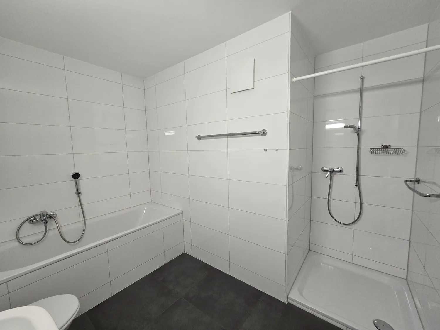 Modernes Badezimmer mit Badewanne und Duschbereich