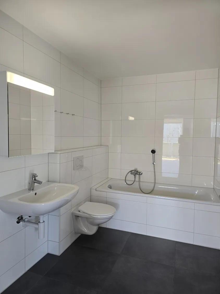Badezimmer mit Badewanne, WC und Waschbecken