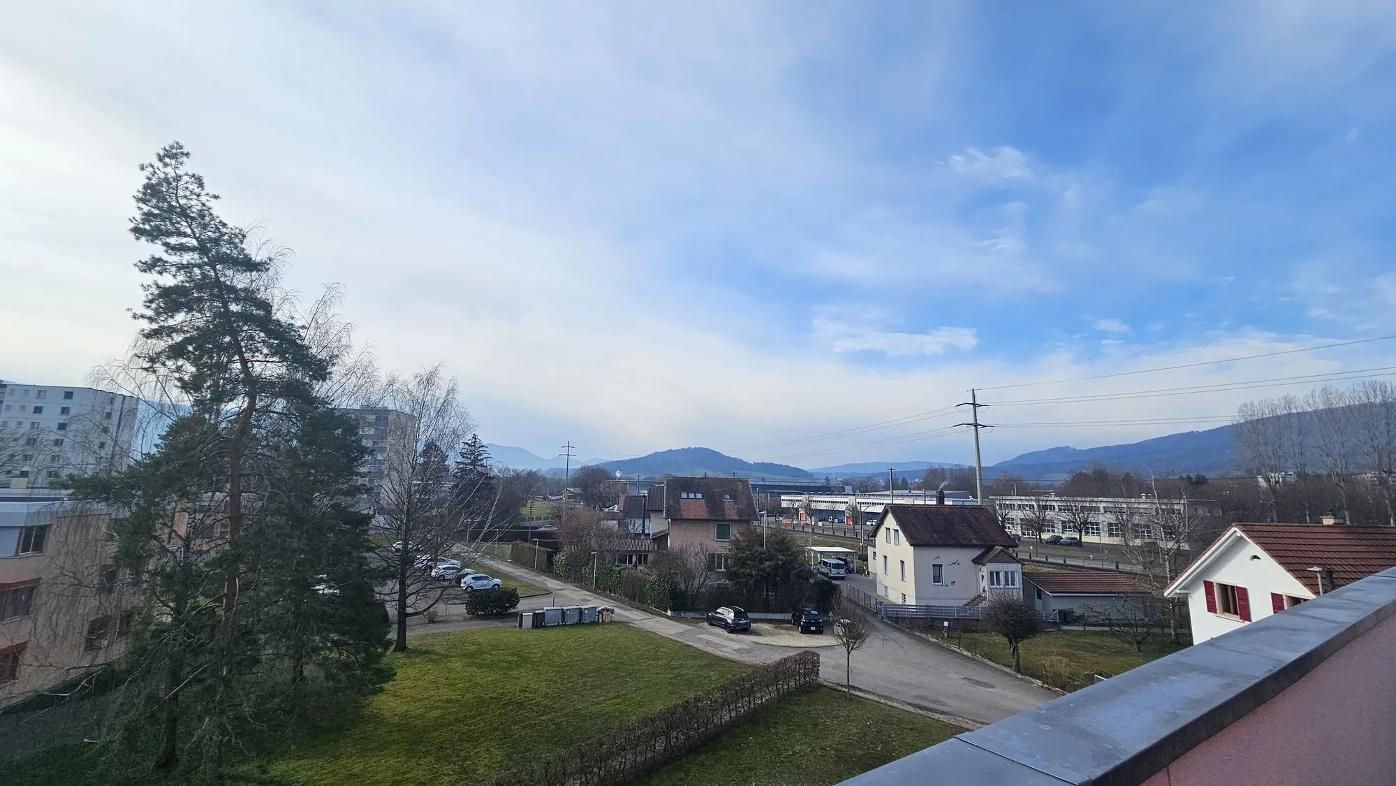 Blick über Wohngebiet mit Bergen
