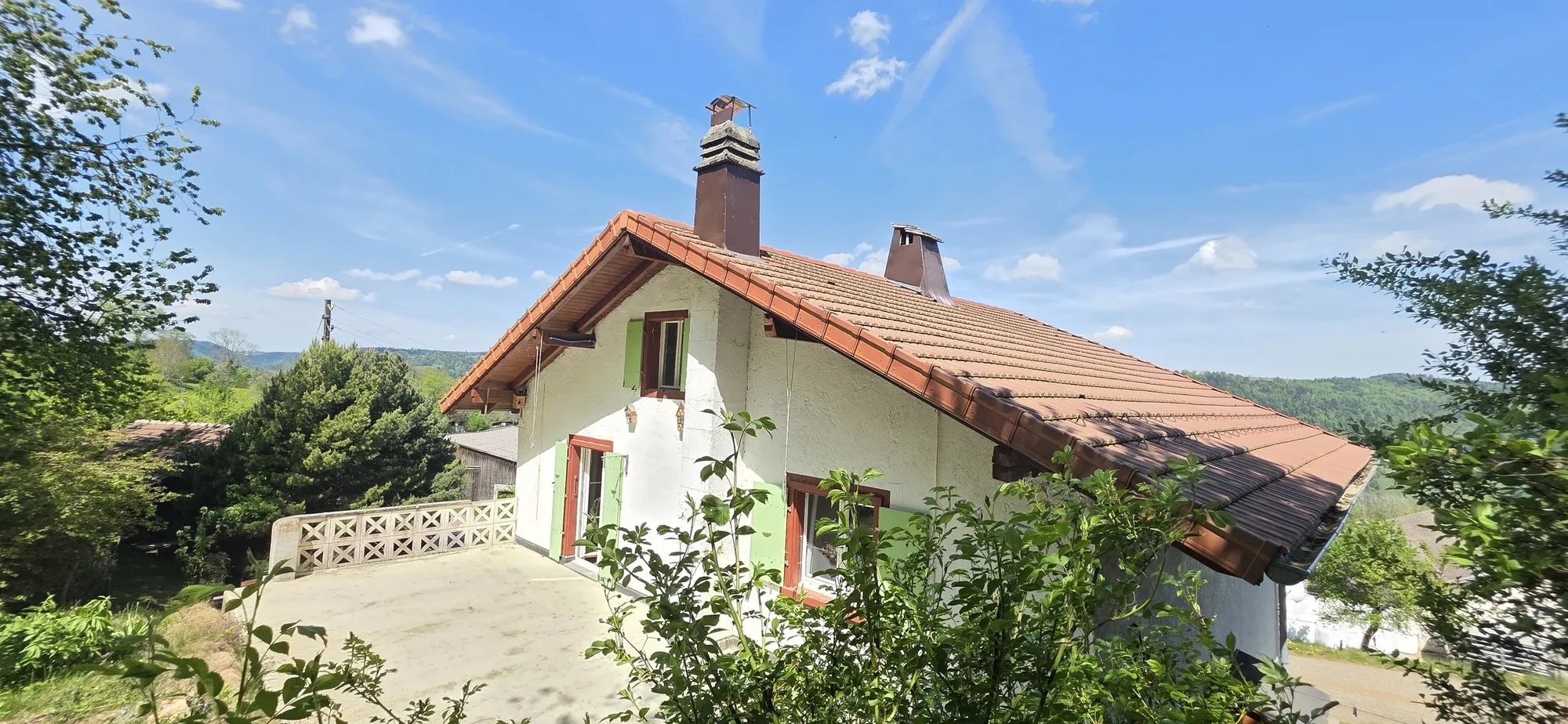 Landhaus in grüner Hanglage