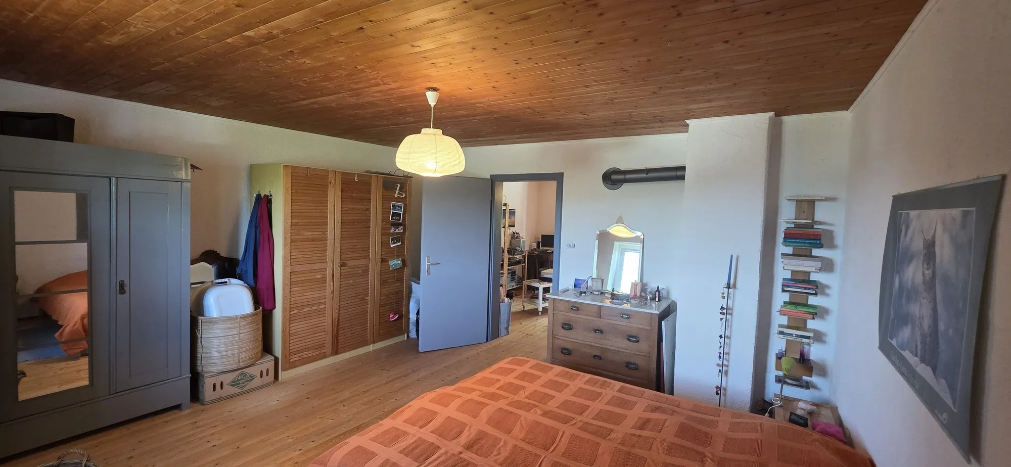 Gemütliches Schlafzimmer mit Holzdecke