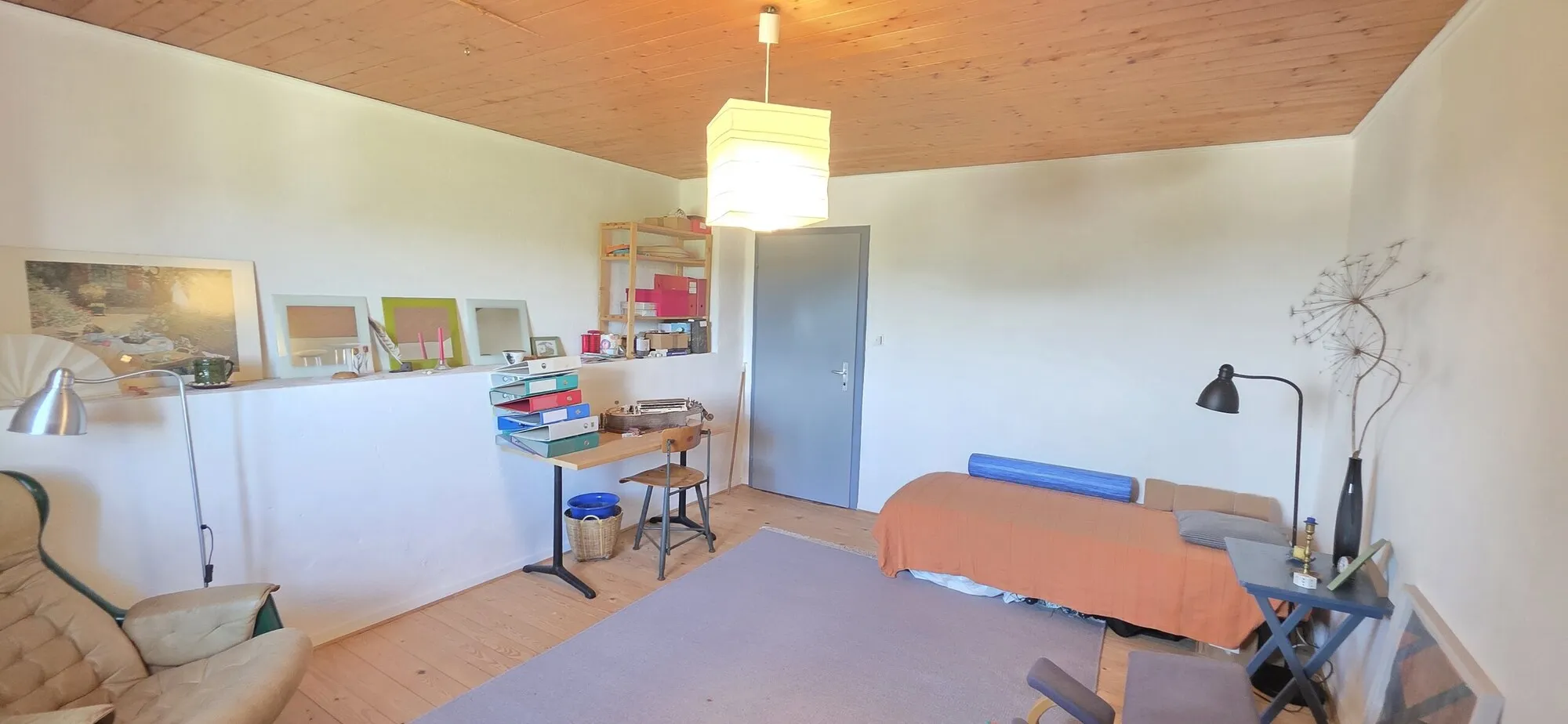 Gemütliches Dachzimmer mit Schlaf- und Arbeitsbereich