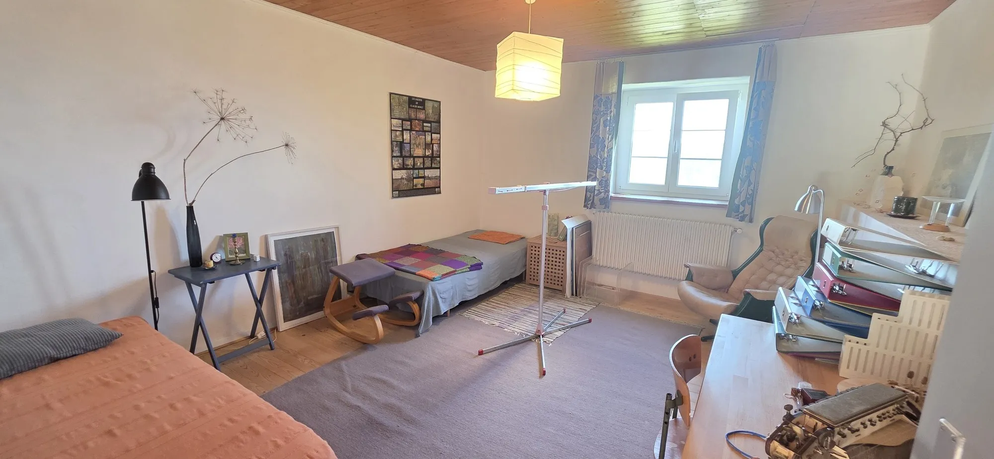Helles Schlafzimmer mit Arbeits- und Sitzbereich