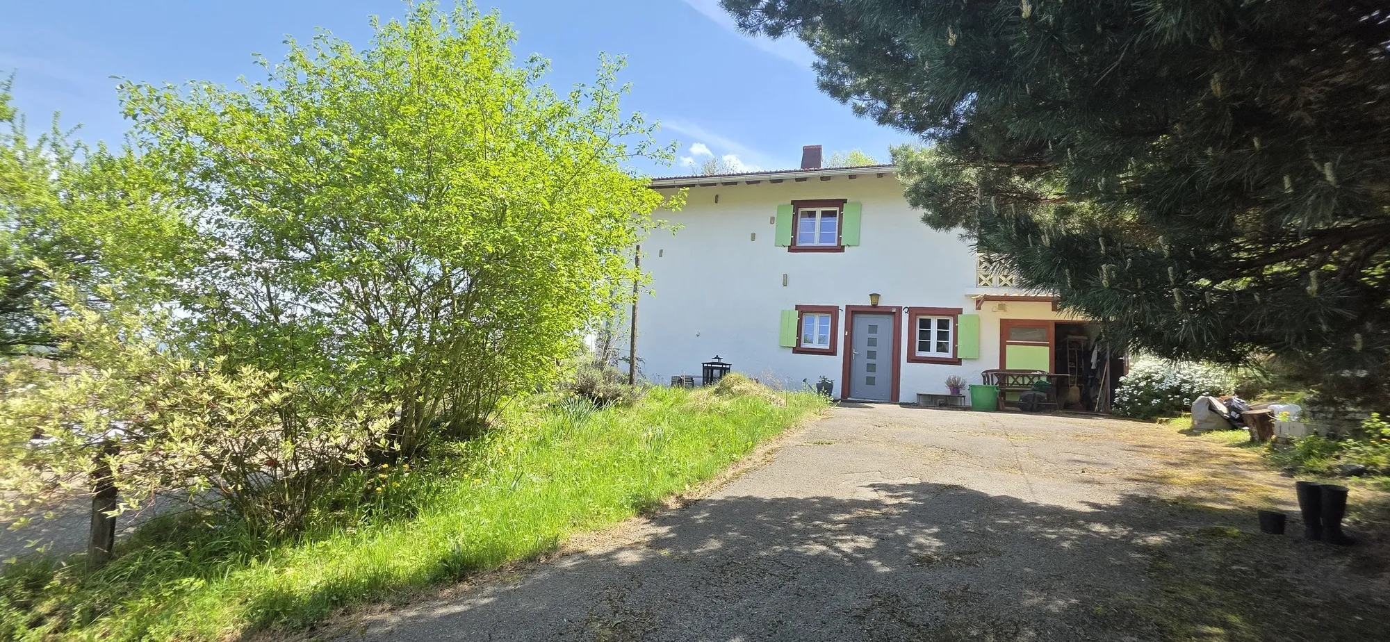Ländliches Einfamilienhaus mit Einfahrt und Garten