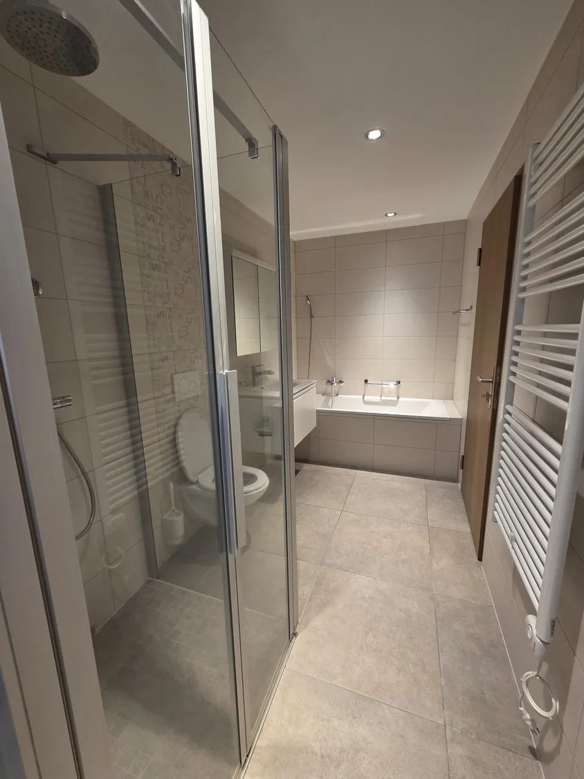 Modernes Badezimmer mit Dusche und Wanne