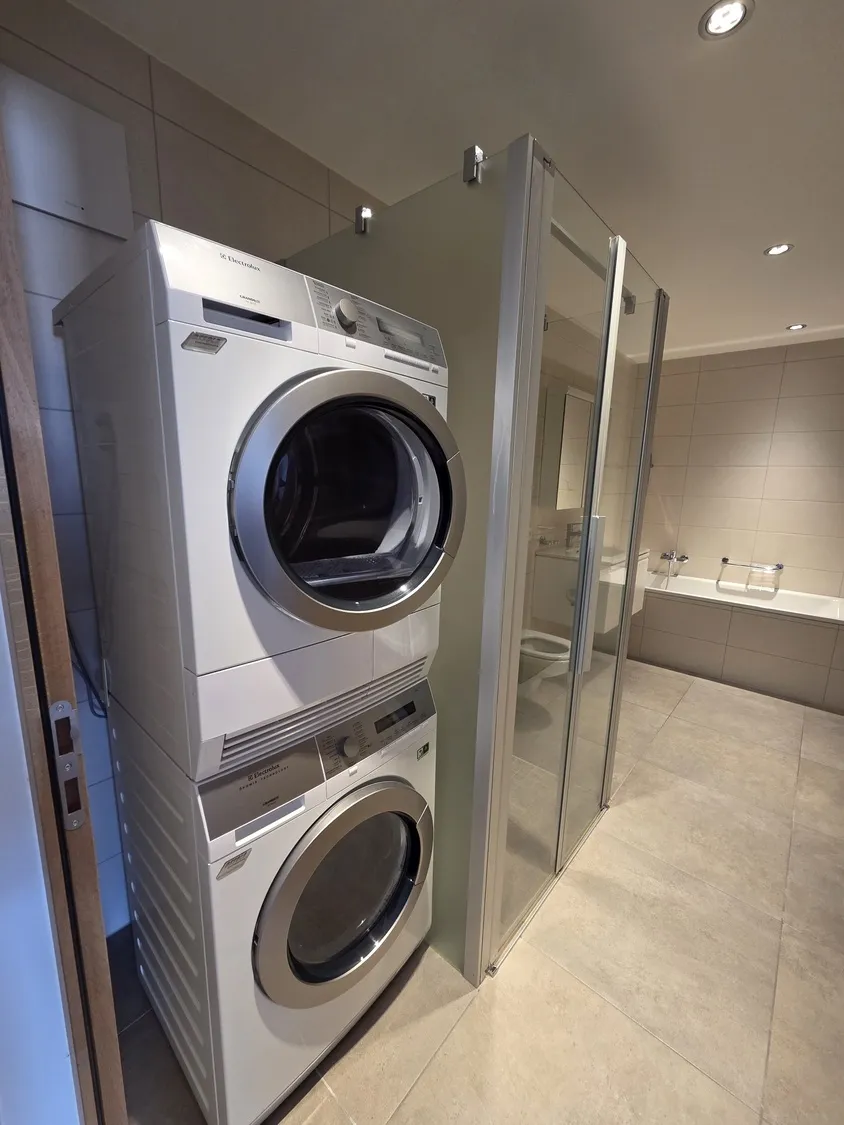Modernes Badezimmer mit Waschturm