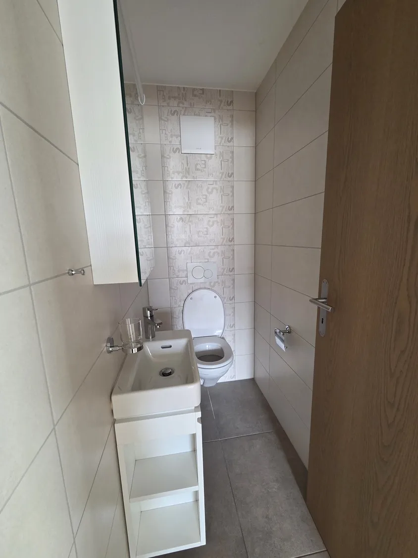 Gäste-WC mit schmalem Grundriss