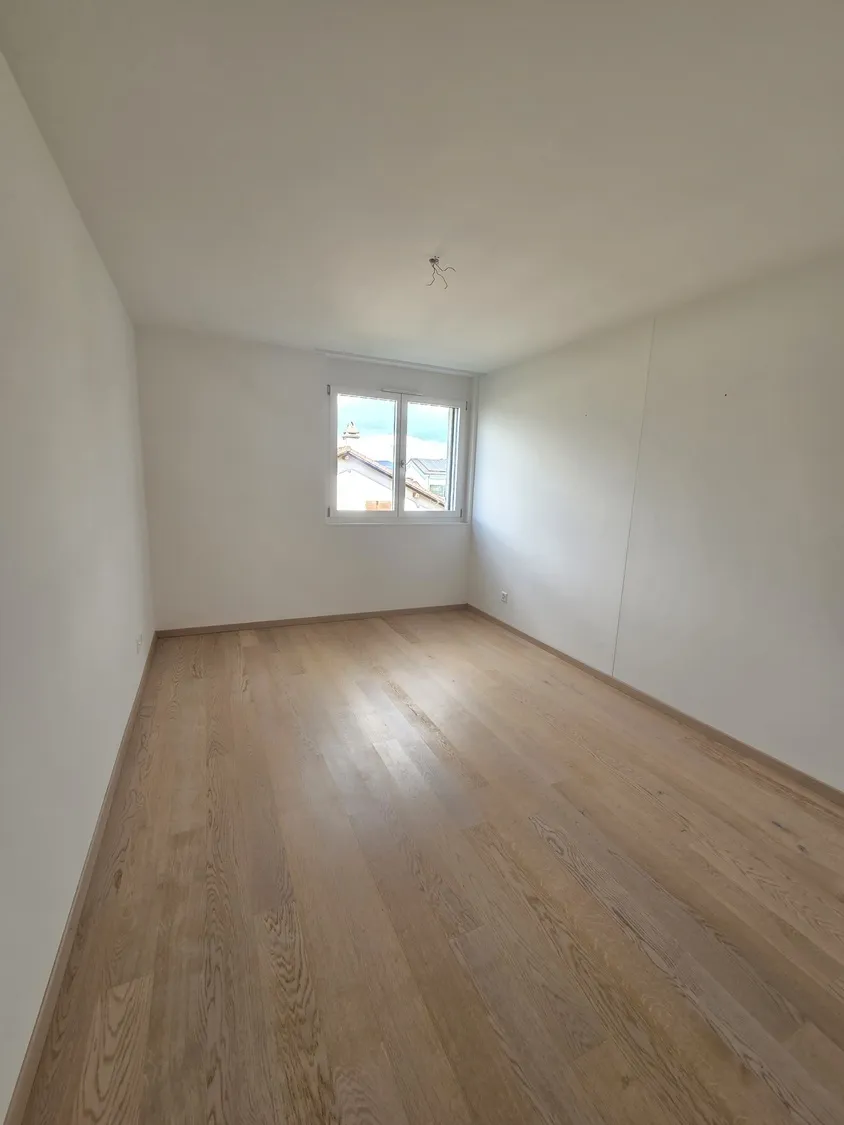 Leerer heller Raum mit Holzfußboden