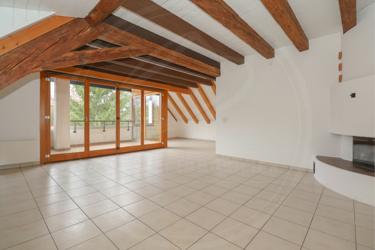 Großer Dachraum mit Holzdeckenbalken