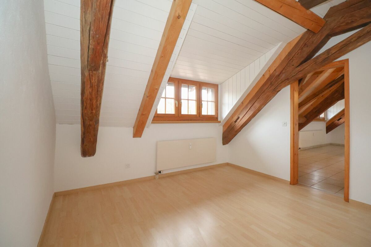 Ausgebauter Dachraum mit sichtbaren Holzbalken