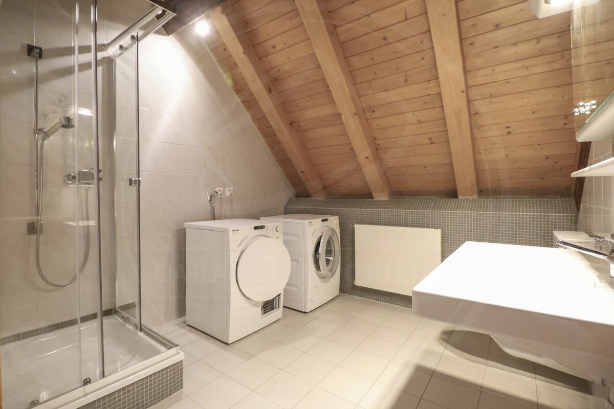 Dachbad mit Dusche und Waschmaschinen