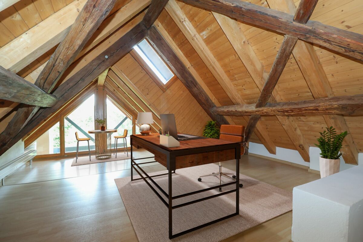 Dachgeschoss-Arbeitszimmer mit sichtbaren Holzbalken