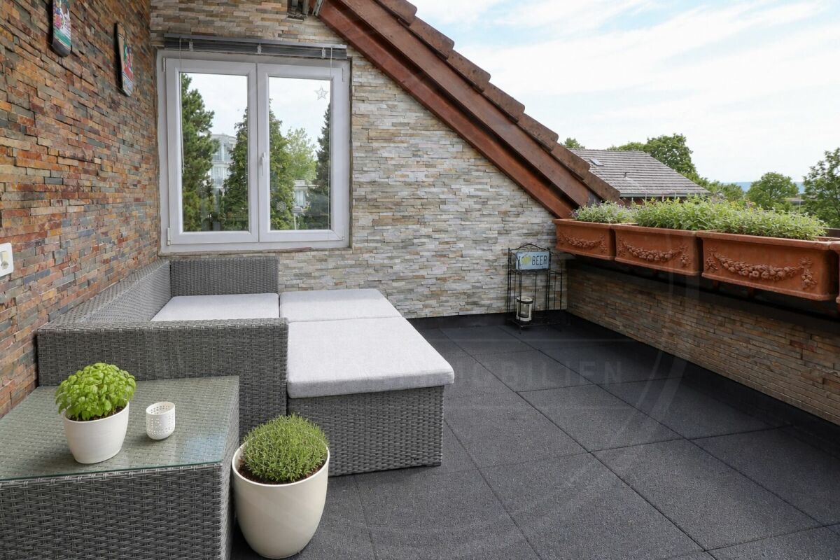 Dachterrasse mit Sitzgruppe und Pflanzkästen