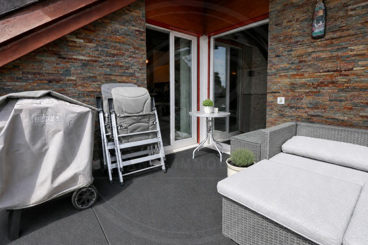 Überdachte Terrasse mit Sitzgruppe
