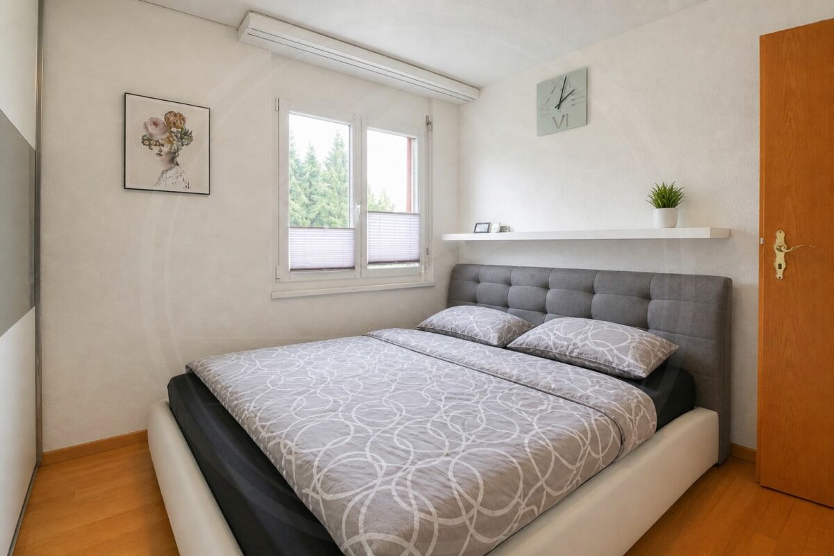 Helles Schlafzimmer mit Doppelbett