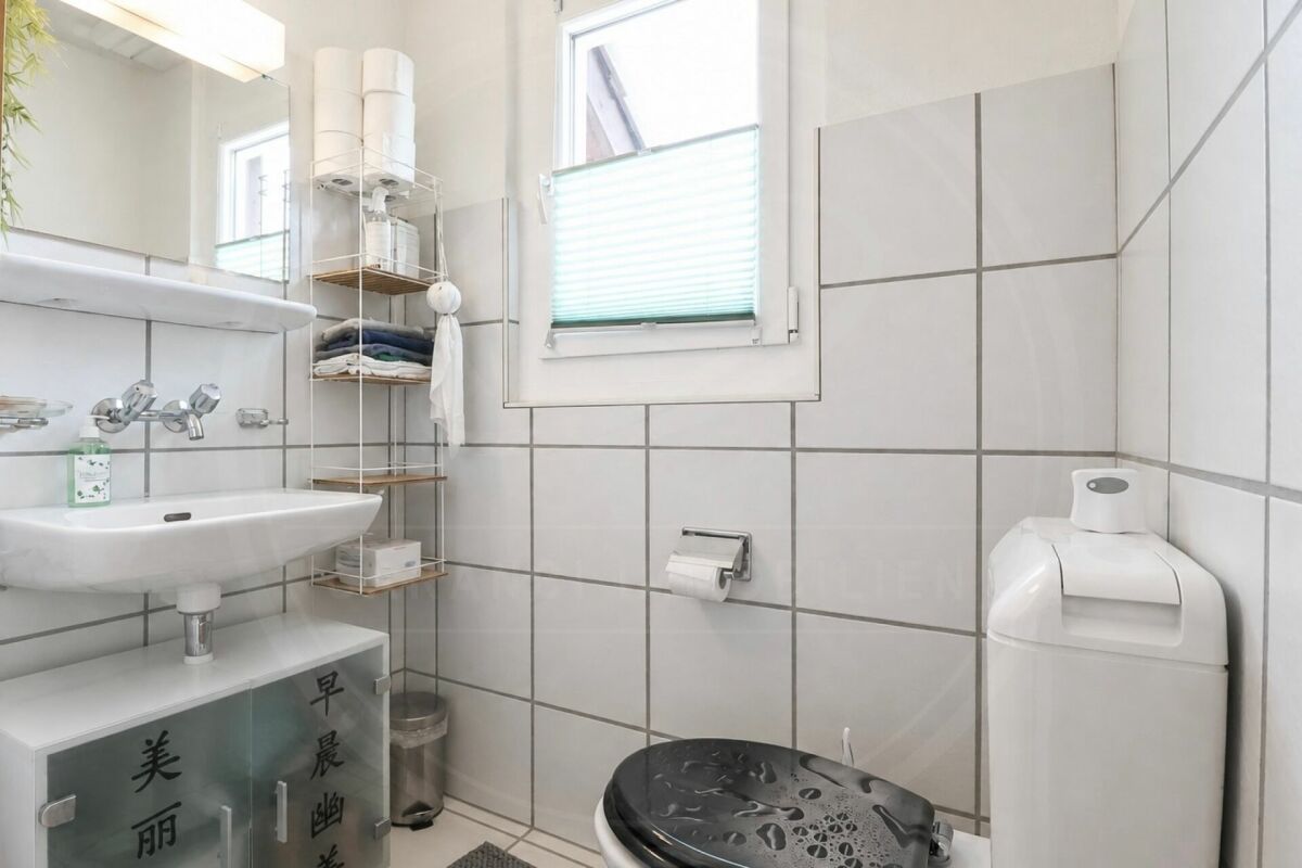 Kleines, helles Gäste-WC mit Fenster