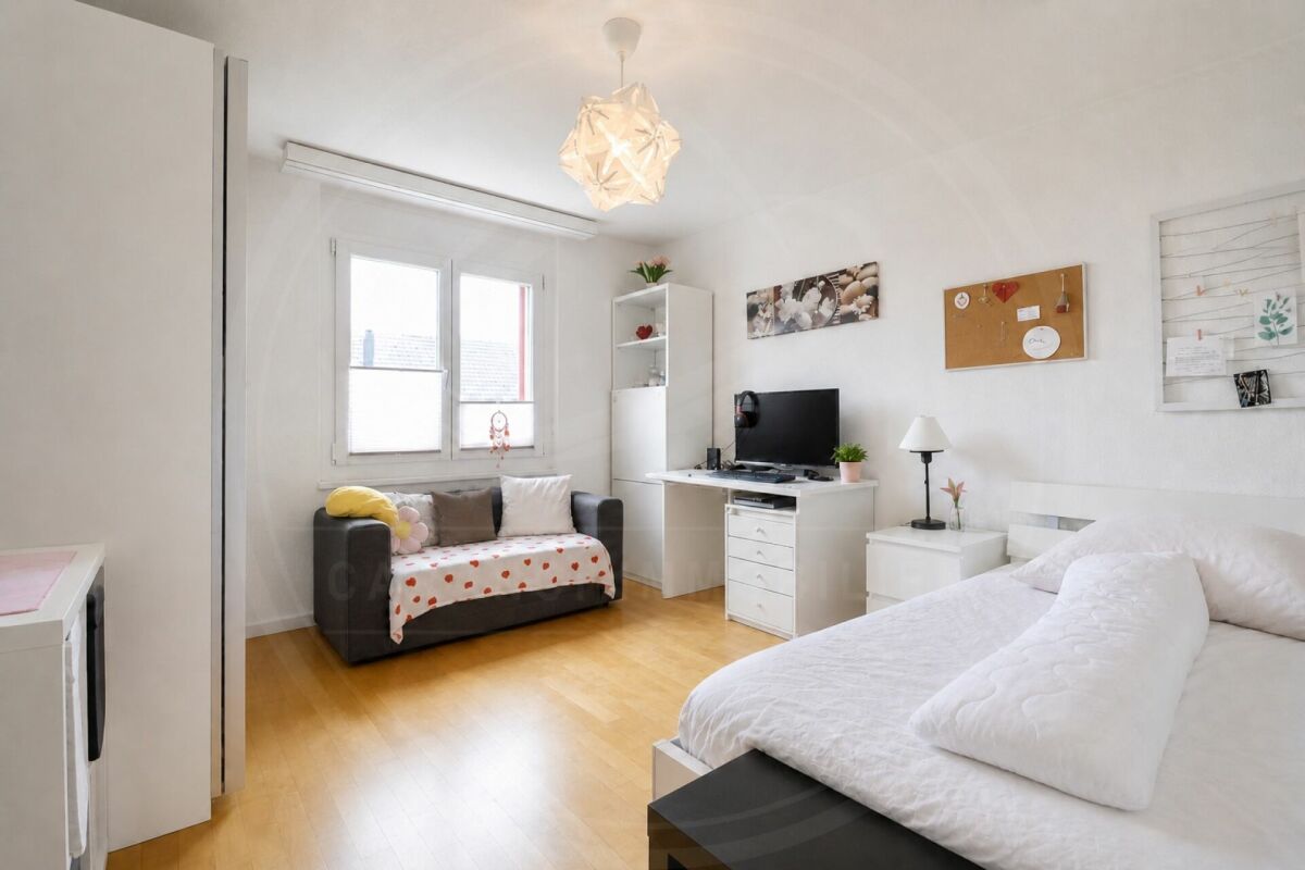 Helles Schlafzimmer mit weißer Einrichtung