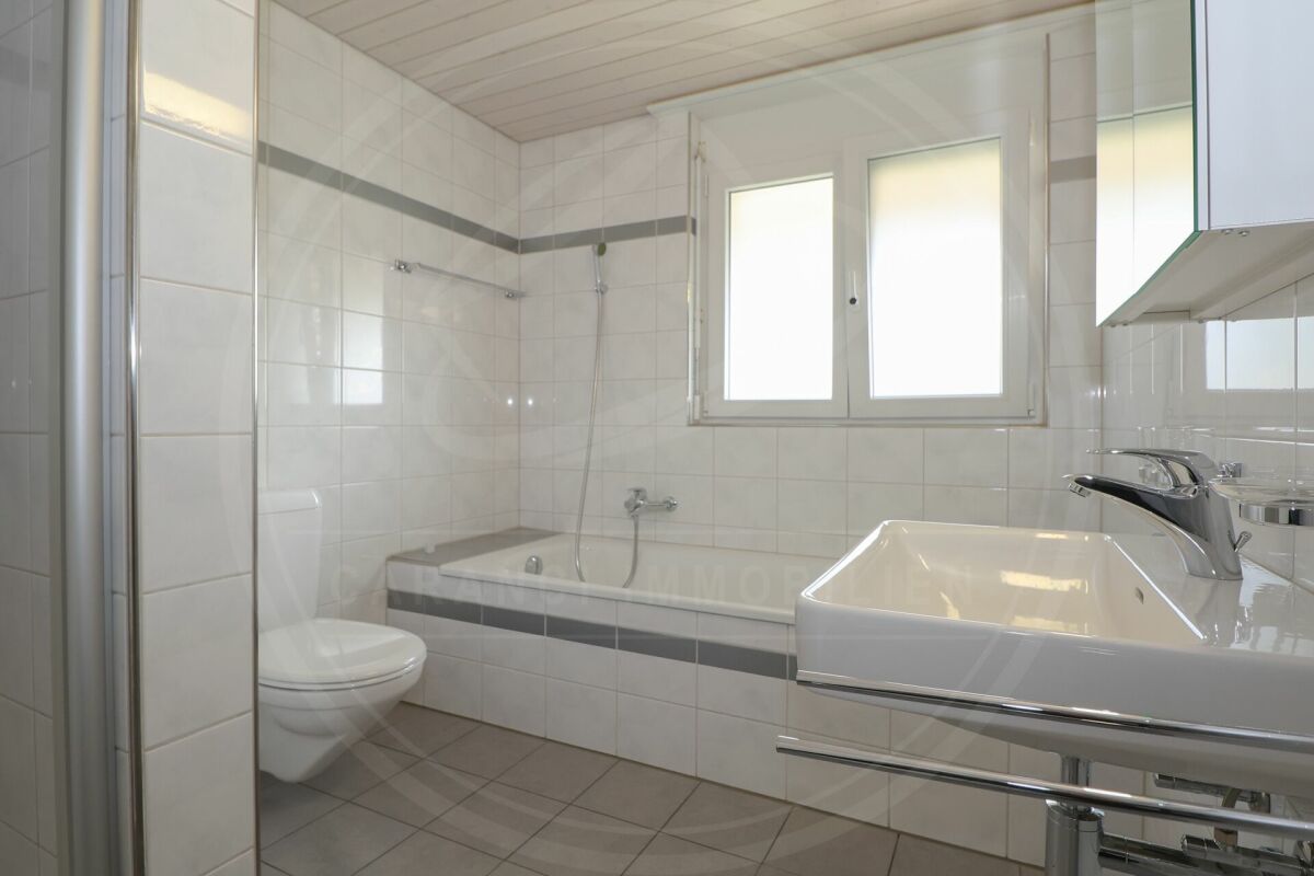 Badezimmer mit Badewanne und Fenster
