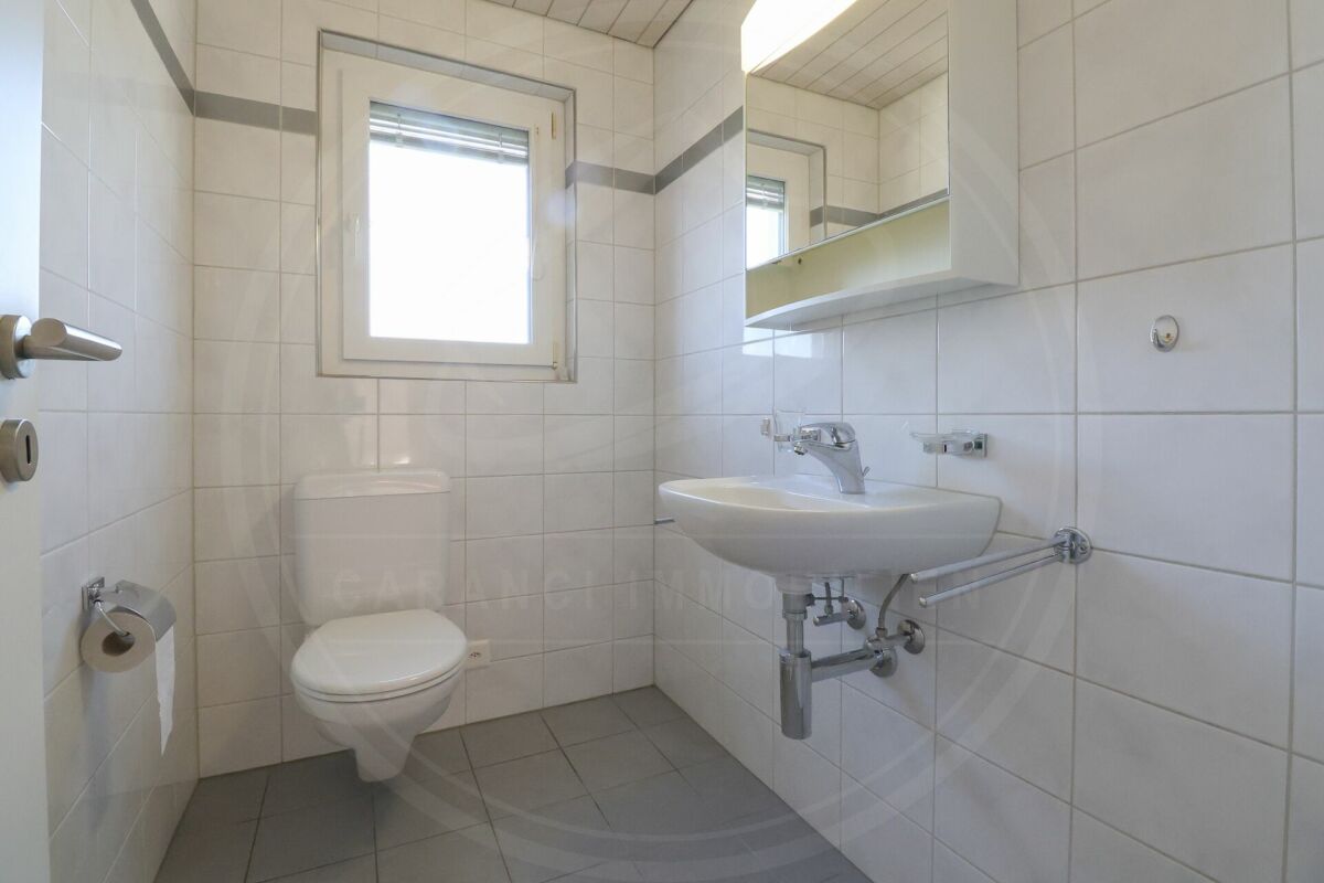 Gäste-WC mit Wand-WC und Waschtisch