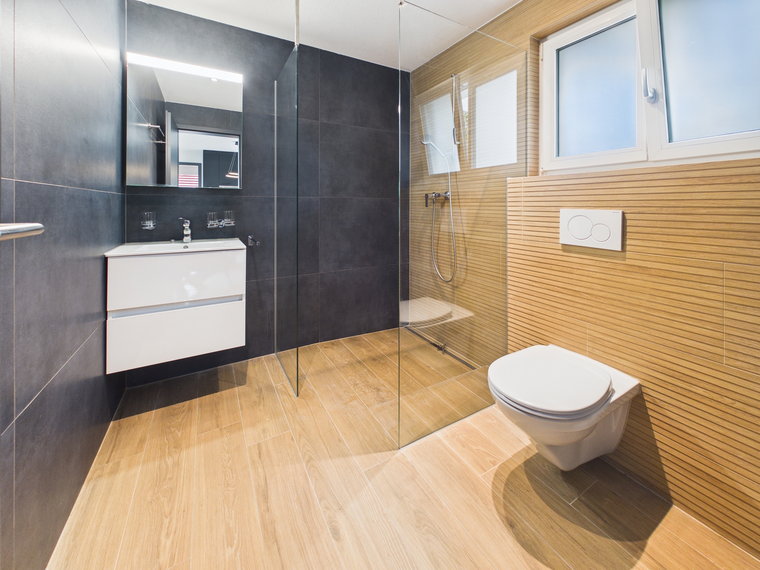 Modernes Bad mit WC und begehbarer Dusche