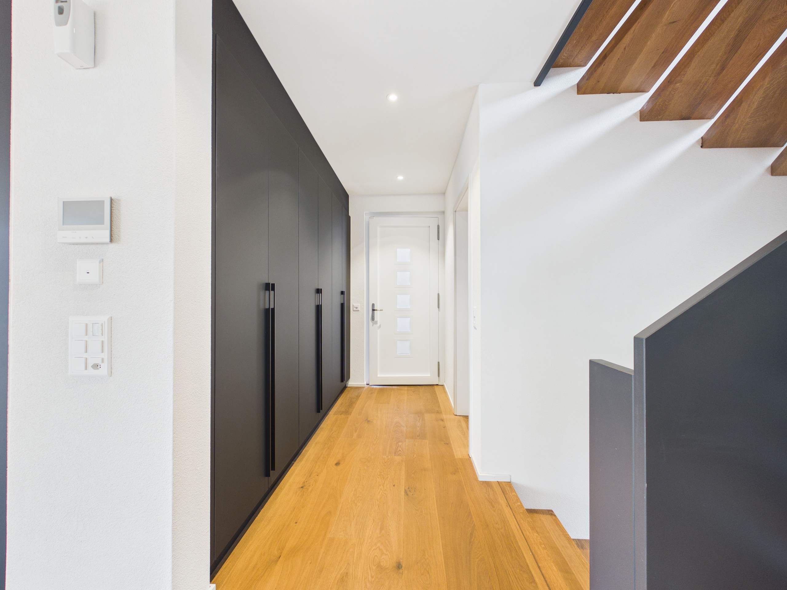 Moderner Flur mit Treppe und Einbauschrank