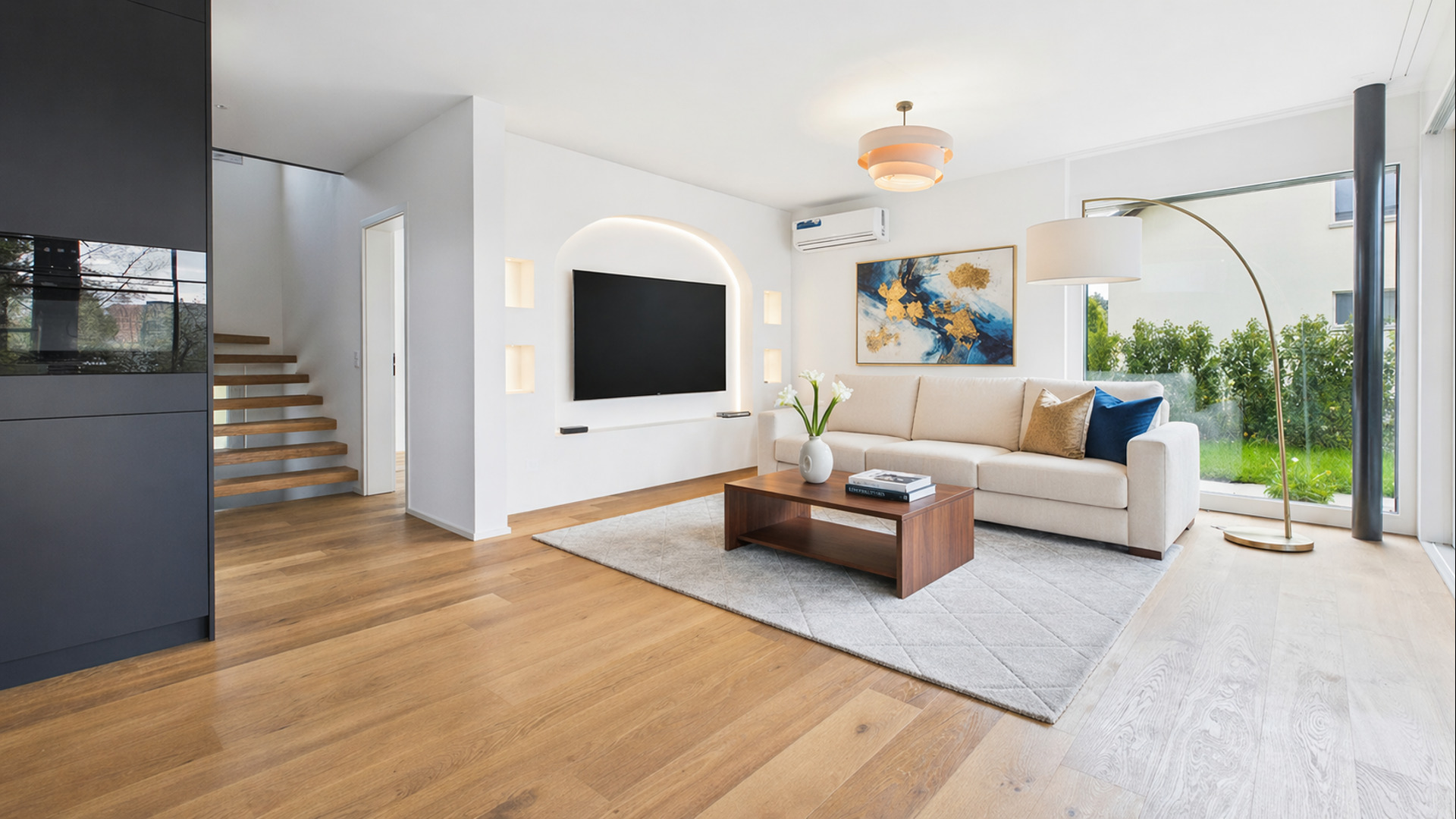 Helles, modernes Wohnzimmer mit Gartenblick