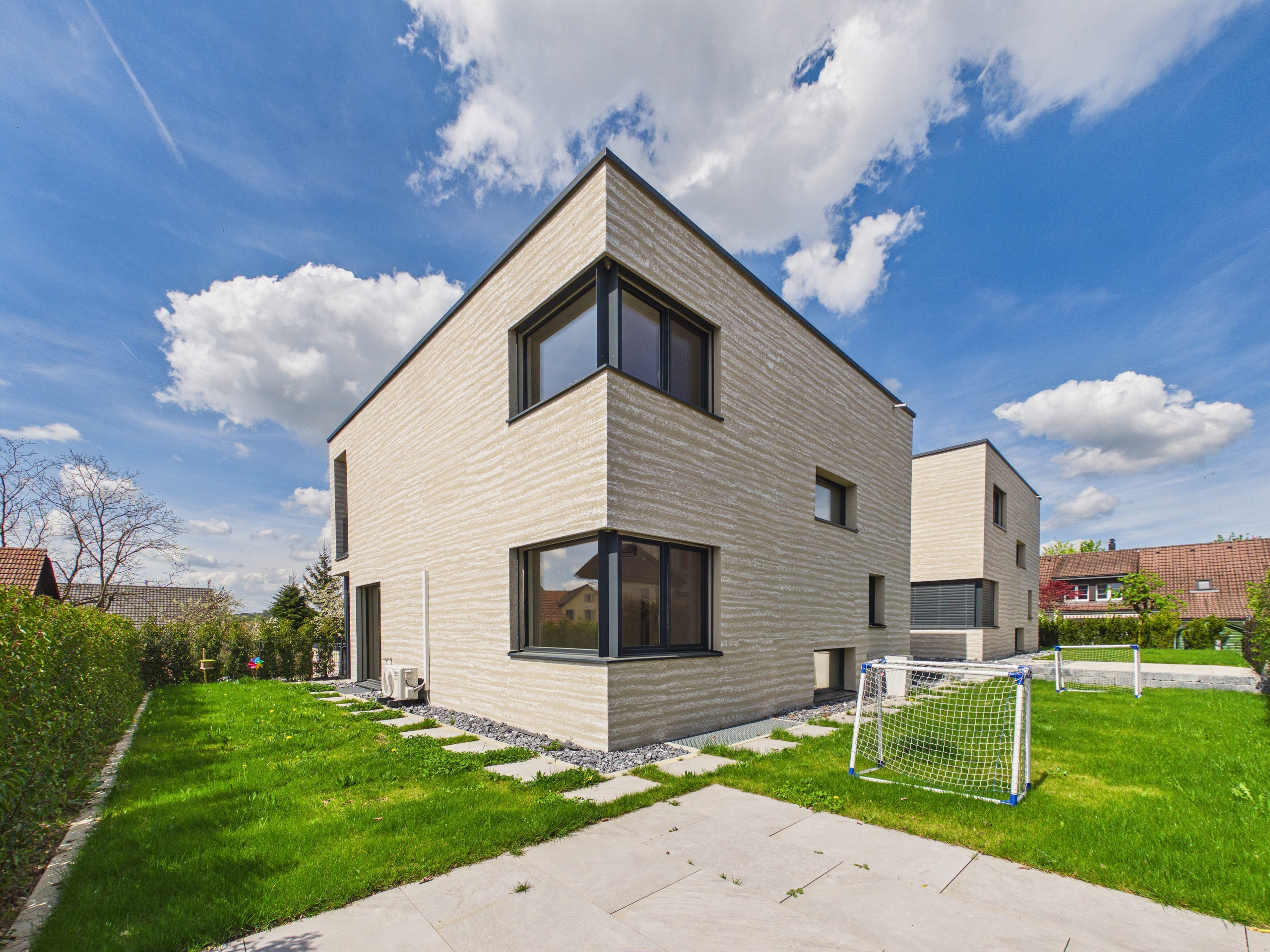 Modernes Einfamilienhaus mit Garten