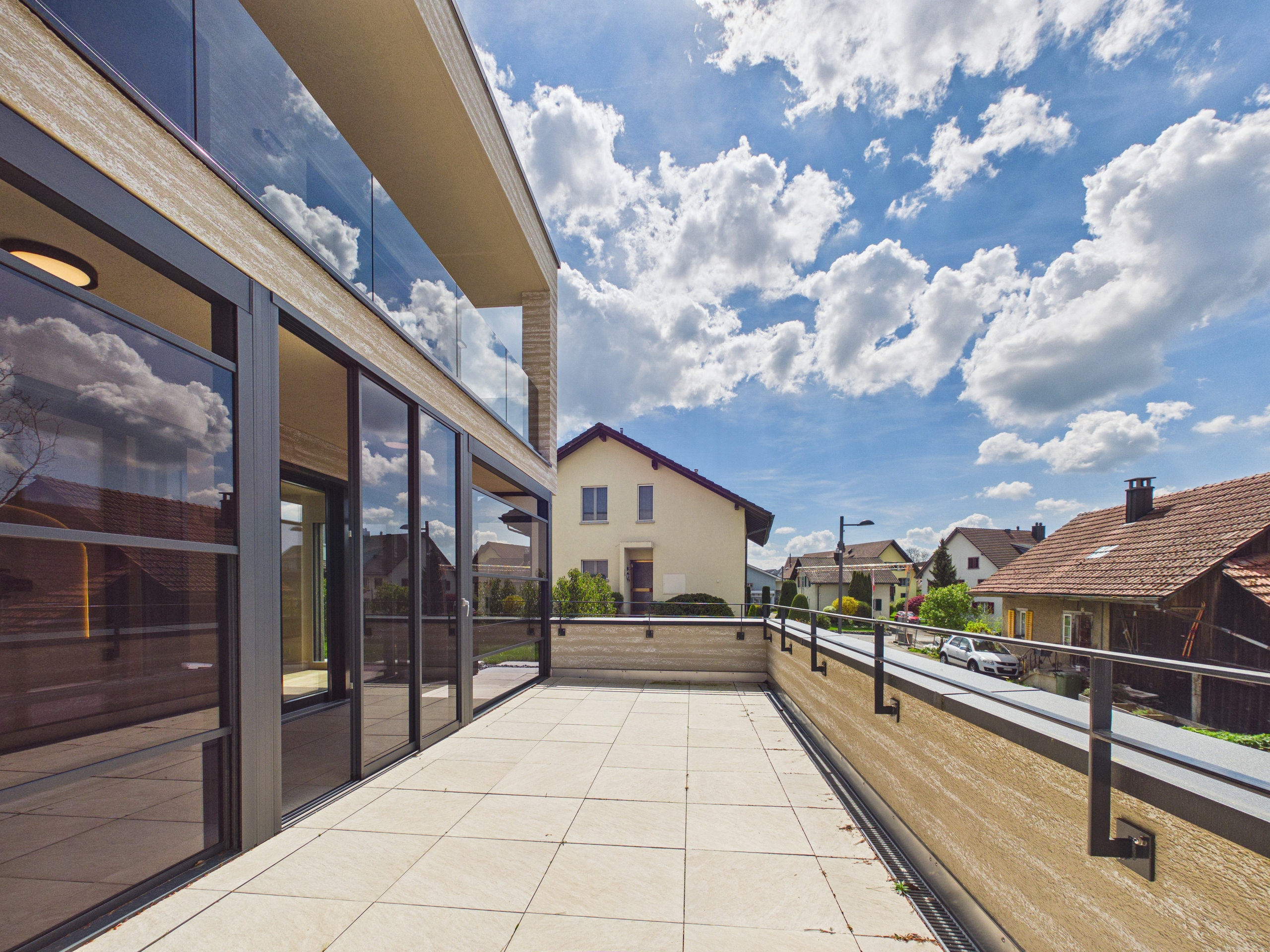 Moderne Dachterrasse mit Glasfassade