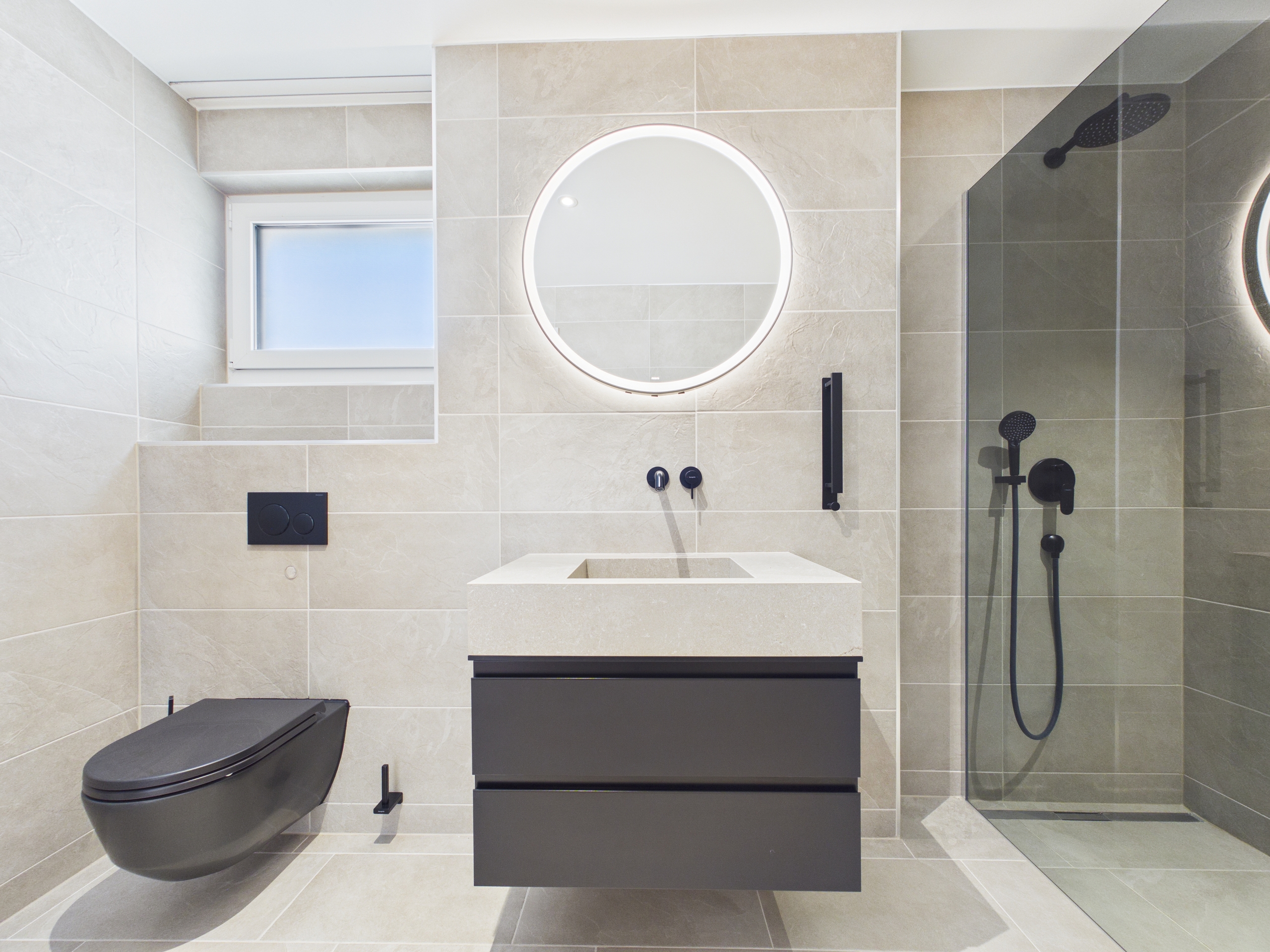 Modernes Badezimmer mit dunklen Akzenten