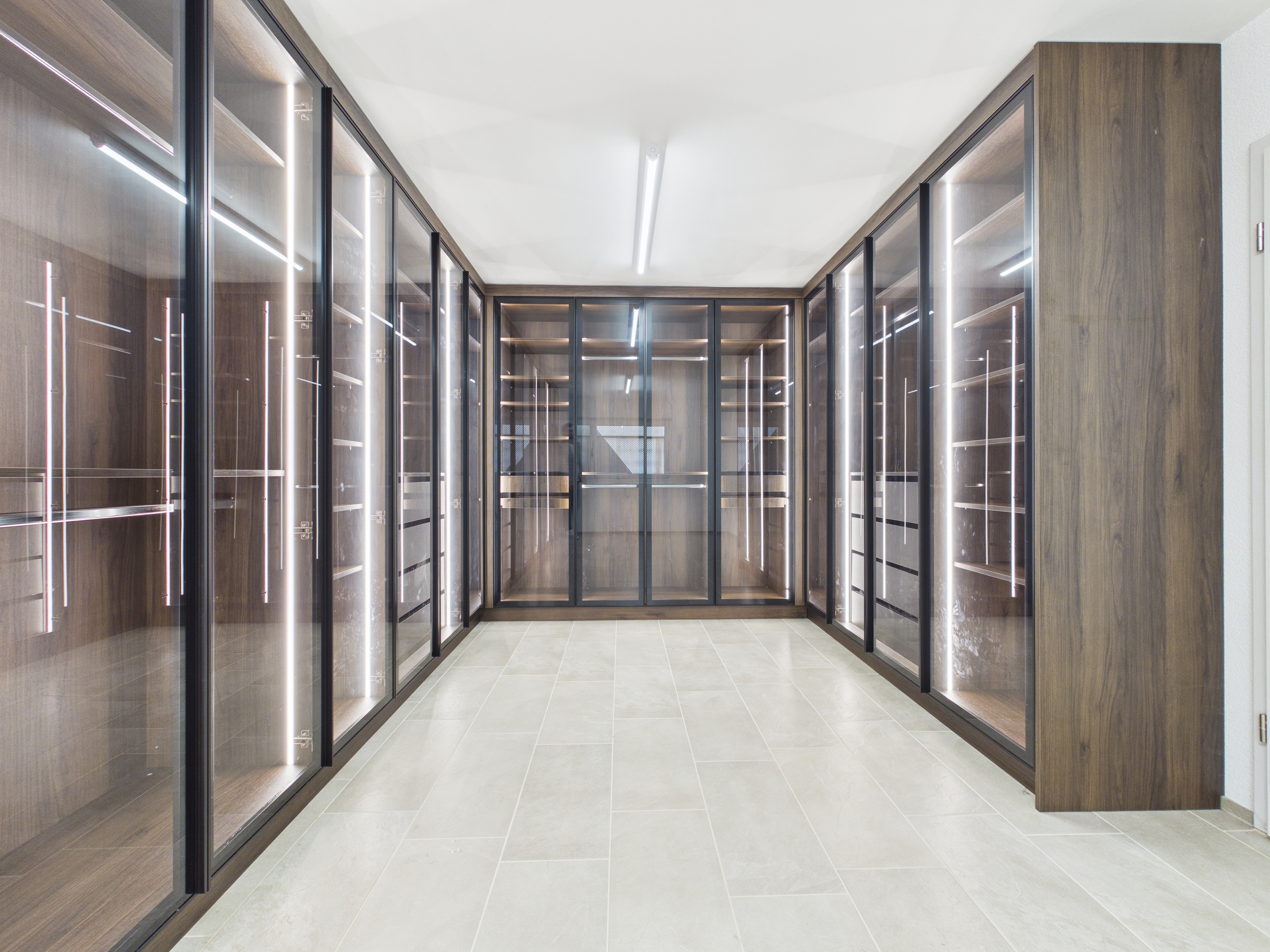 Ankleide mit Glasfront-Schrankwand