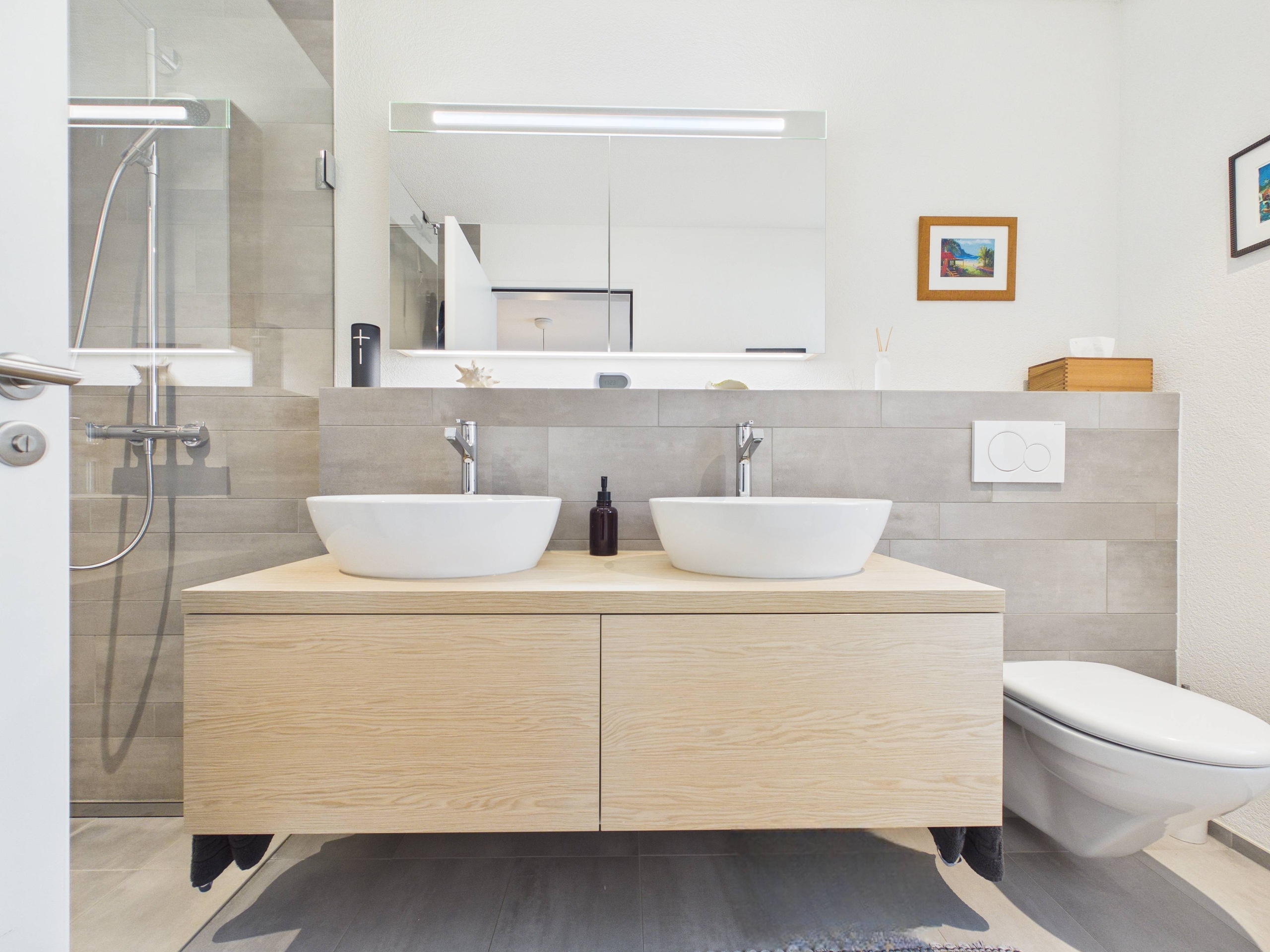 Modernes Badezimmer mit Doppelwaschtisch und Walk-in-Dusche